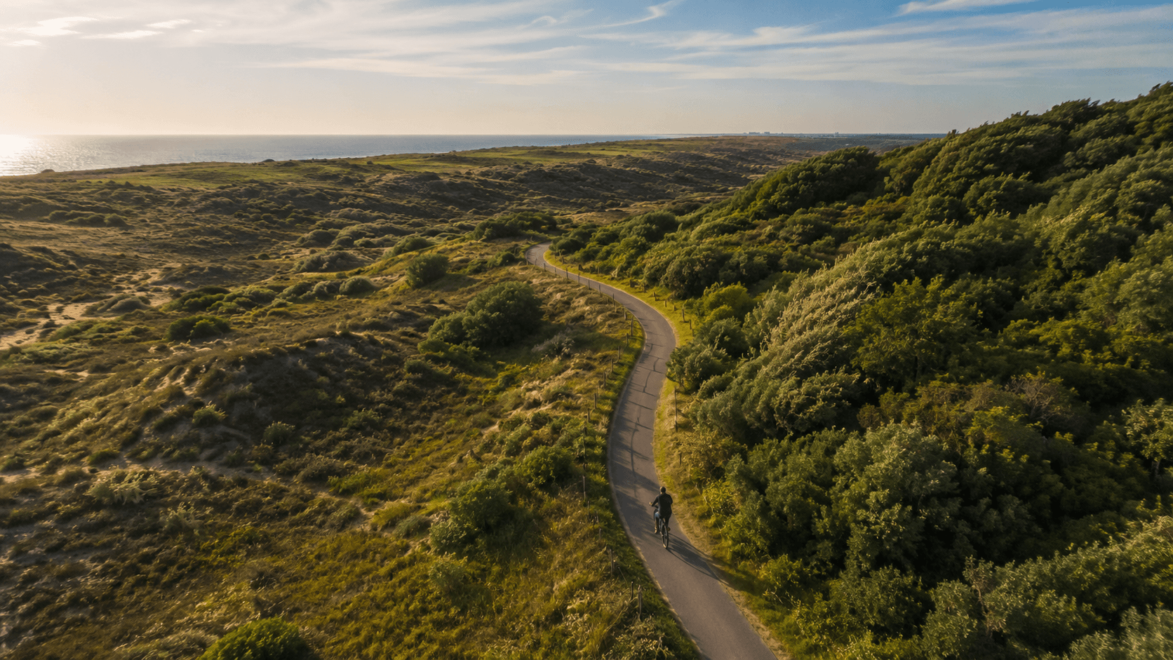 Fietser op duinenpad Meijendel Wassenaar – luchtfoto